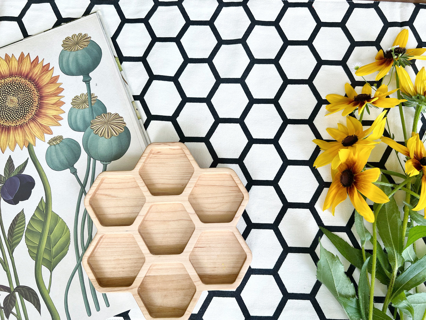 Honeycomb flower play tray